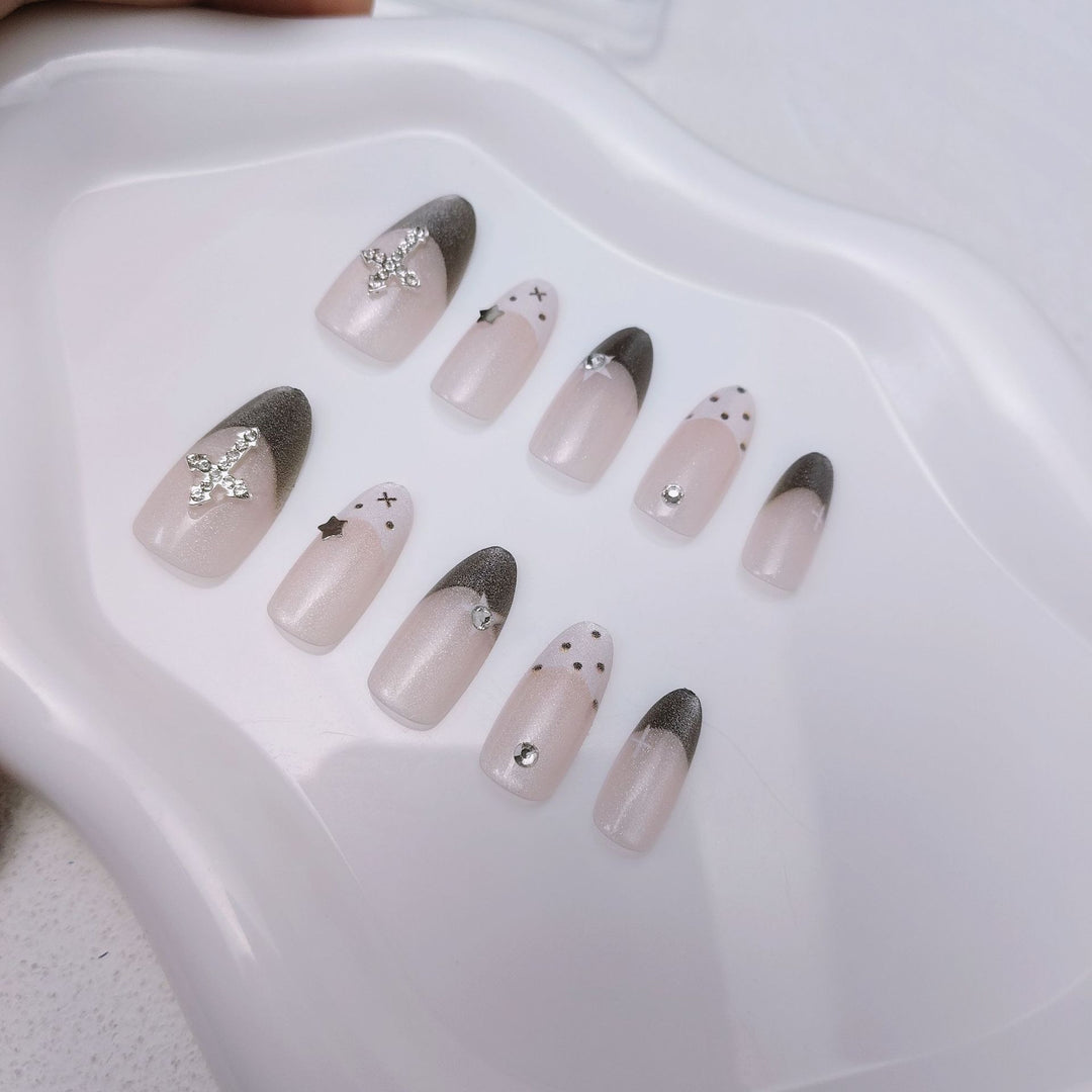 Glittering artificial nail design with elegant accents Kalsten