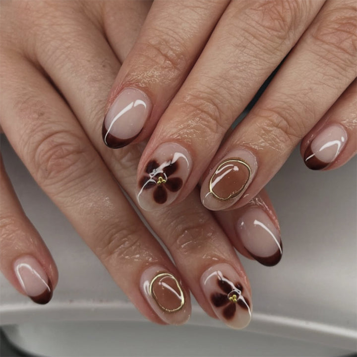 Elegant Nail Art with Floral Accents and Golden Details Kalsten