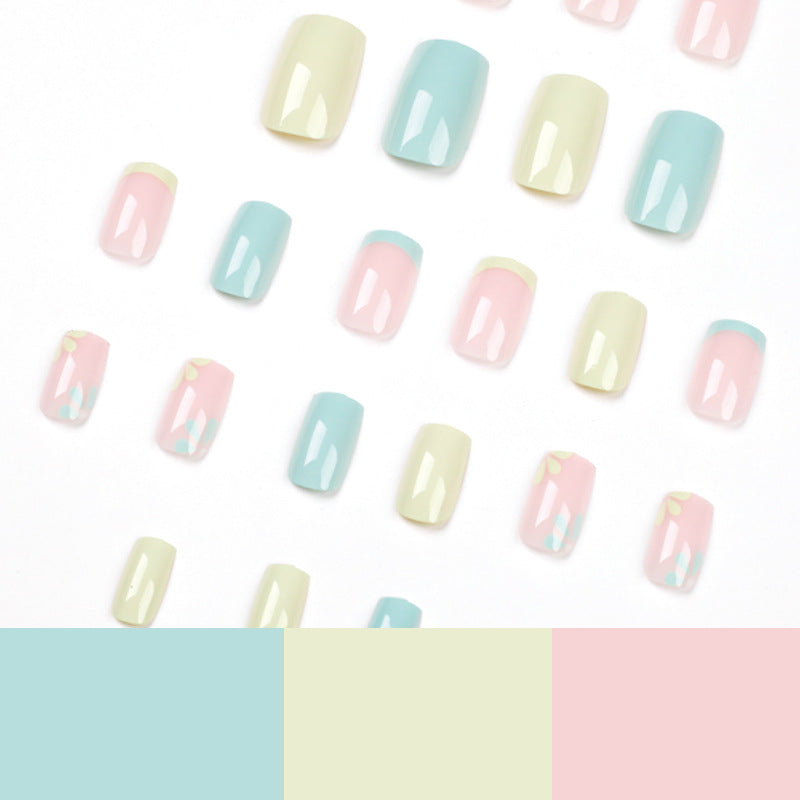 Artful nail extensions in trendy floral design Kalsten