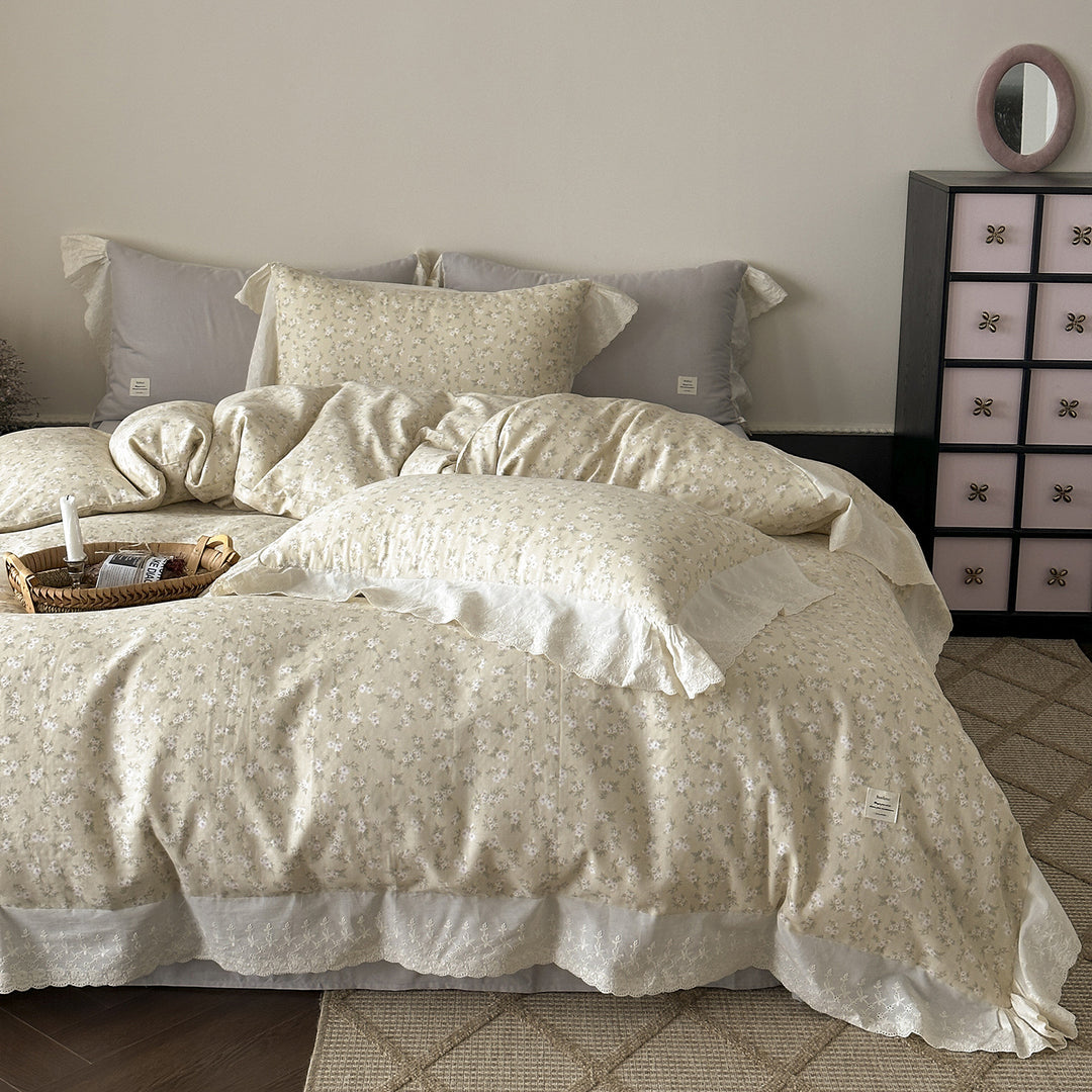 Cotton bedding set with lace ruffle and delicate floral print