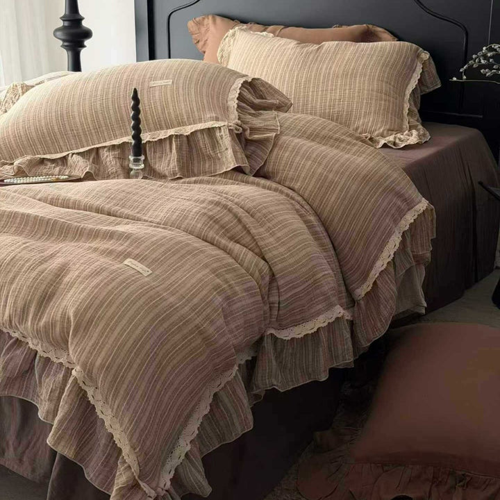 Romantic linen look bedding set with ruffle and lace trim