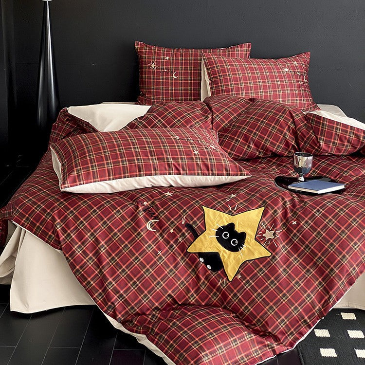 Checked cotton percale bedding set with tartan-applied bear relief