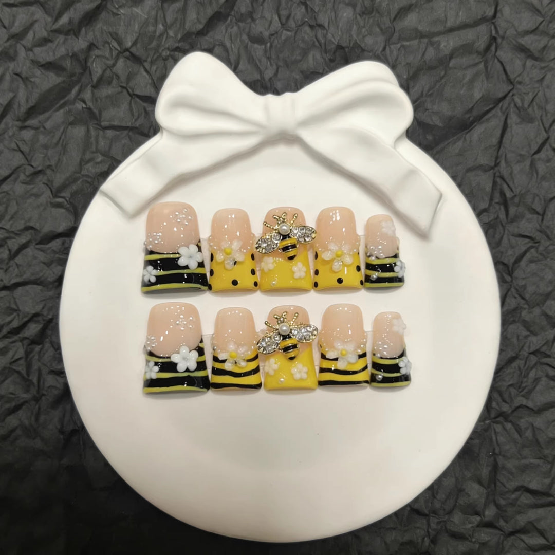 Creative Bee-Themed Press-On Nail Art Set