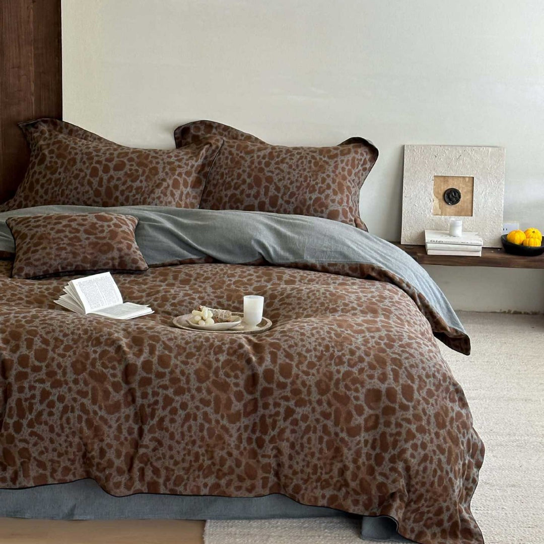 Reversible bedding set with natural leopard print