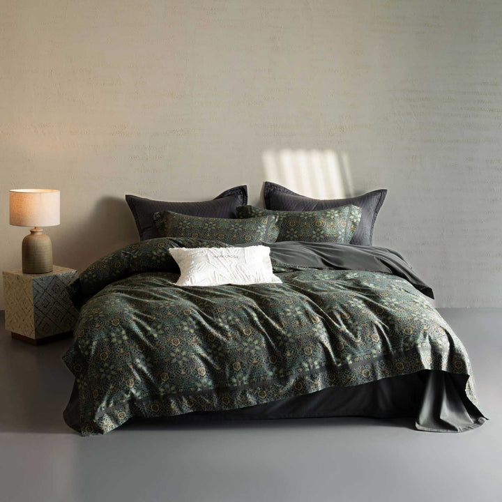 Reversible bedding set made of cotton satin with fine leaf pattern and contrasting piping
