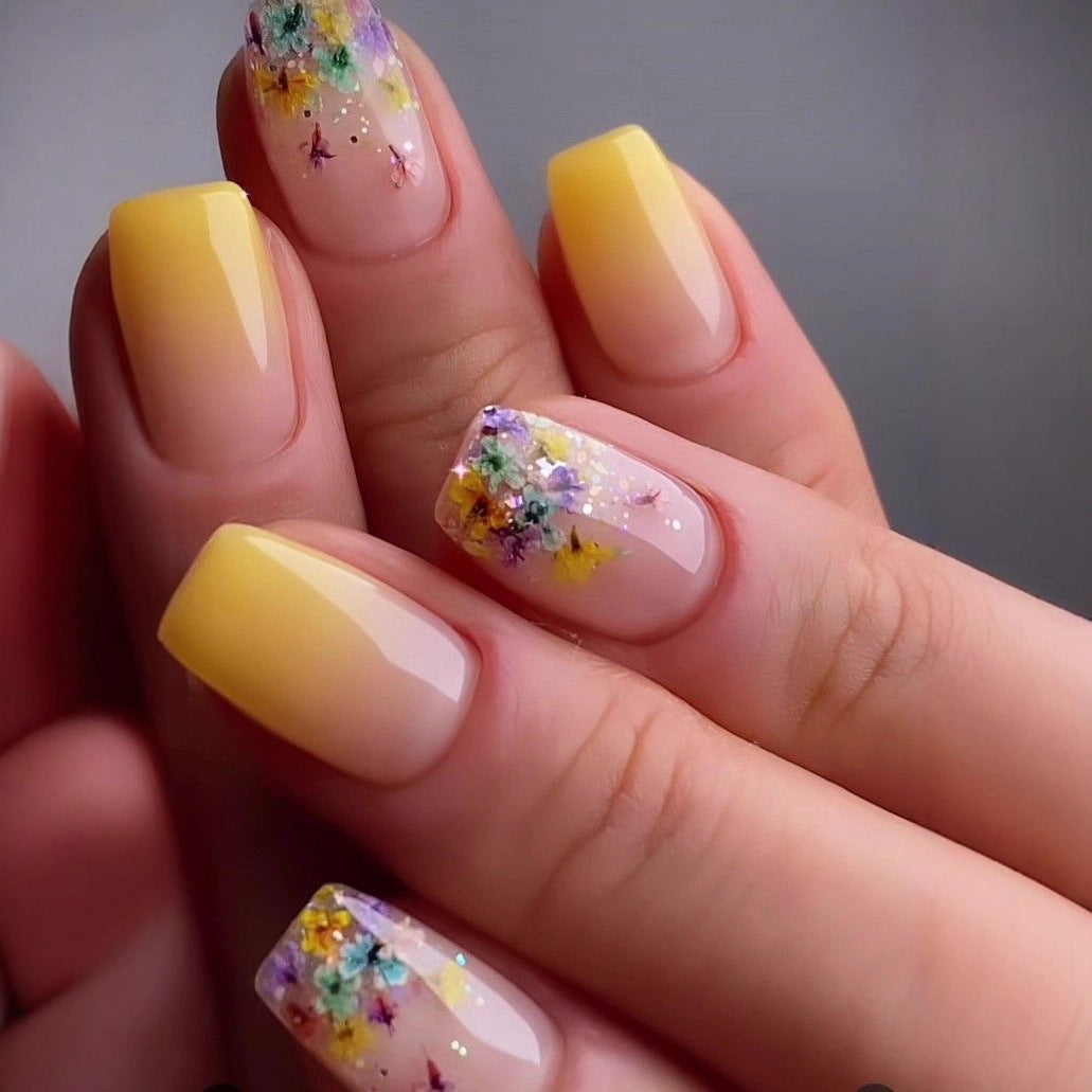 Artificial nails with floral design and glitter accents Kalsten
