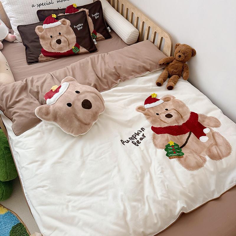Children's bedding set with plush application and bear motif