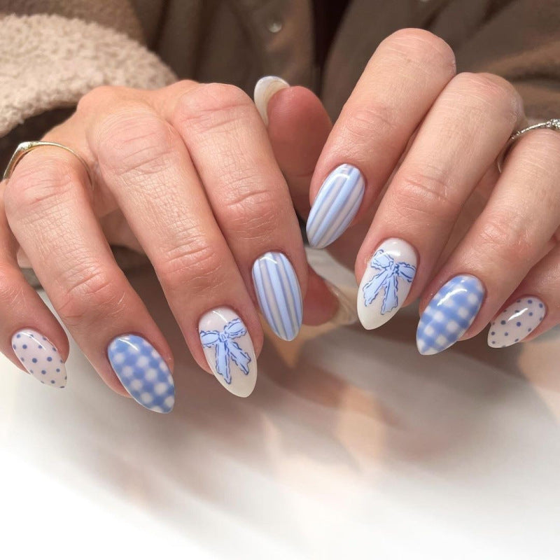 Artificial nail art with playful dots and bows Kalsten