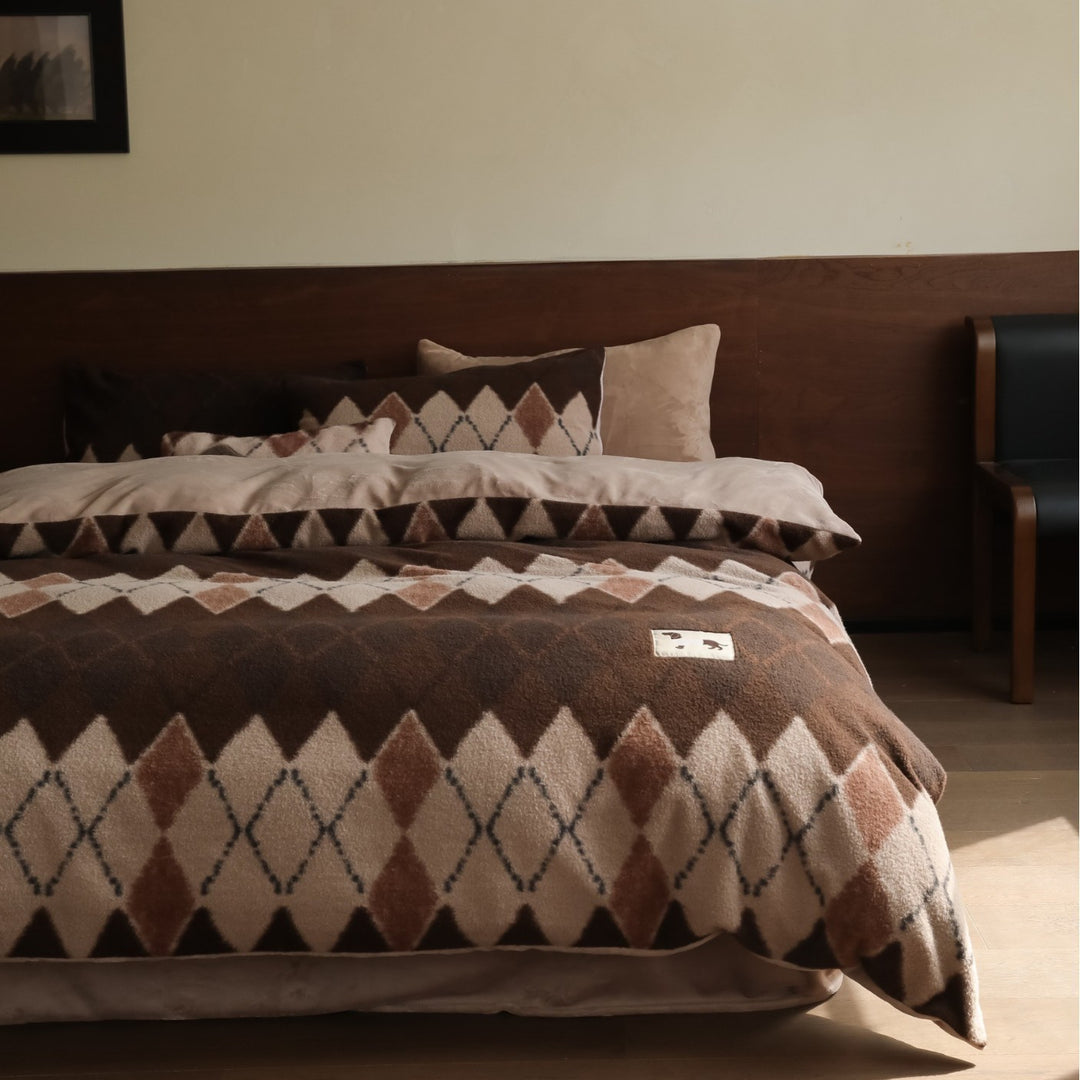 Premium microfleece bed set with diamond structure and warming cuddle throw