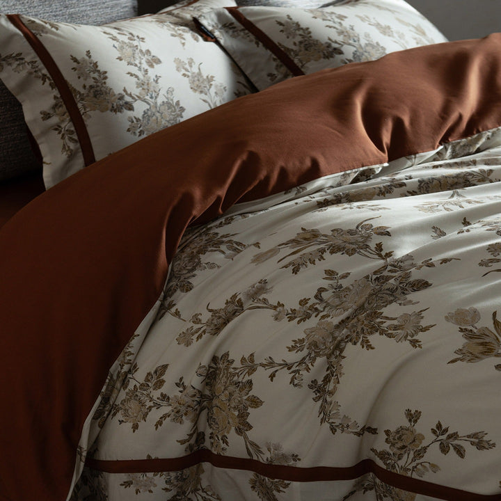 Duvet cover set made of cotton percale with subtle leaf allover and piped edge