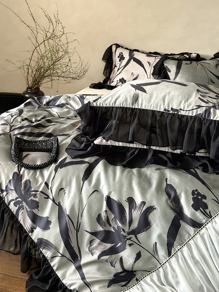 Romantic bedding set with gathered frill, chiffon ruffle hem and large floral print