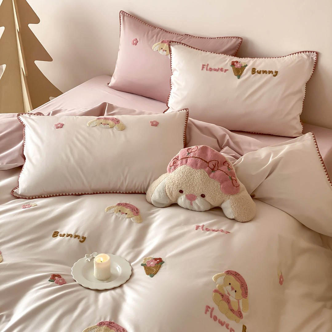 Bedding set made of cotton satin with embroidered cat appliqués and decorative piping