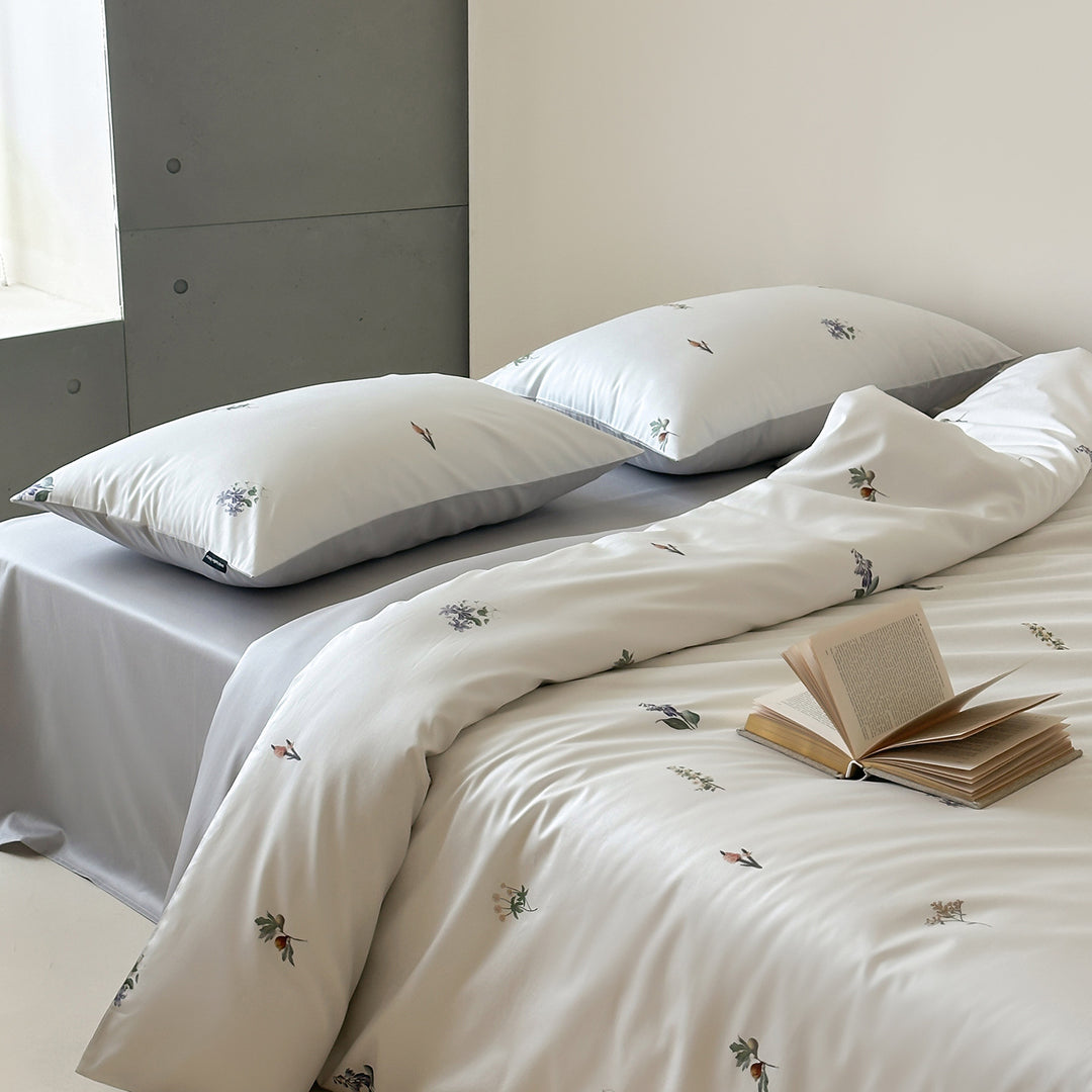 Cotton satin duvet cover set with sketchy floral print and reversible satin