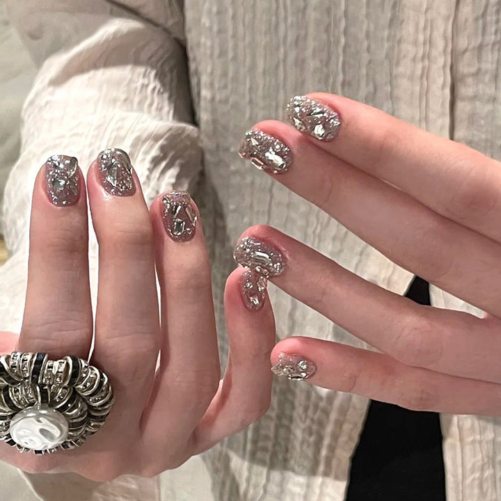Artificial nail art with glamorous glitter accents Kalsten