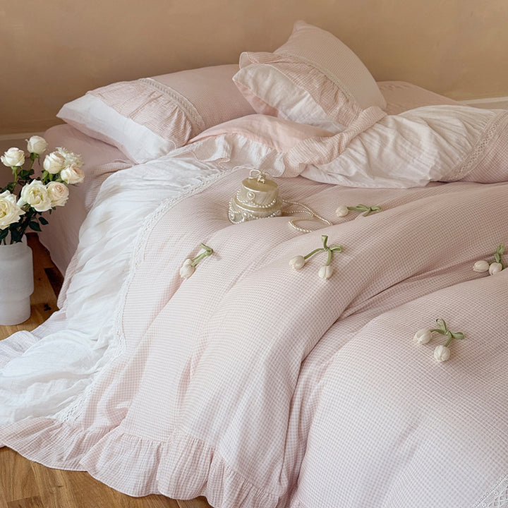 Ruffled bedding set made of cotton gauze with a fine waffle texture and lace edge
