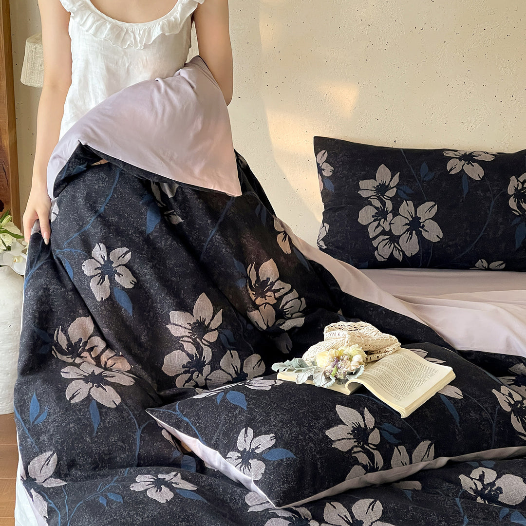 Bedding set made of cotton percale with large floral design and reversible cover