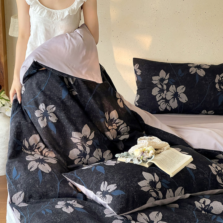 Bedding set made of cotton percale with large floral design and reversible cover