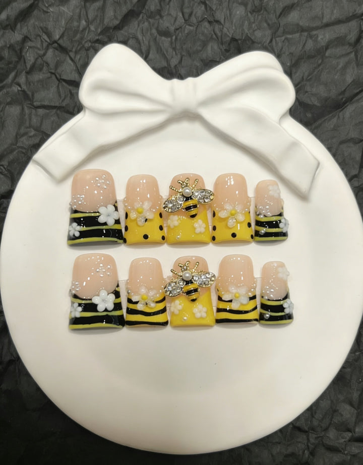 Creative Bee-Themed Press-On Nail Art Set