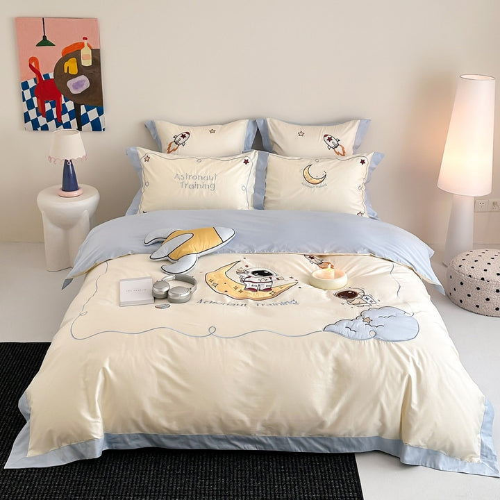Children's bedding set with astronaut motif and soft cotton satin