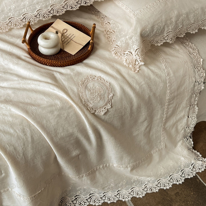 Jacquard bedspread in vintage look with floral appliqué and lace border