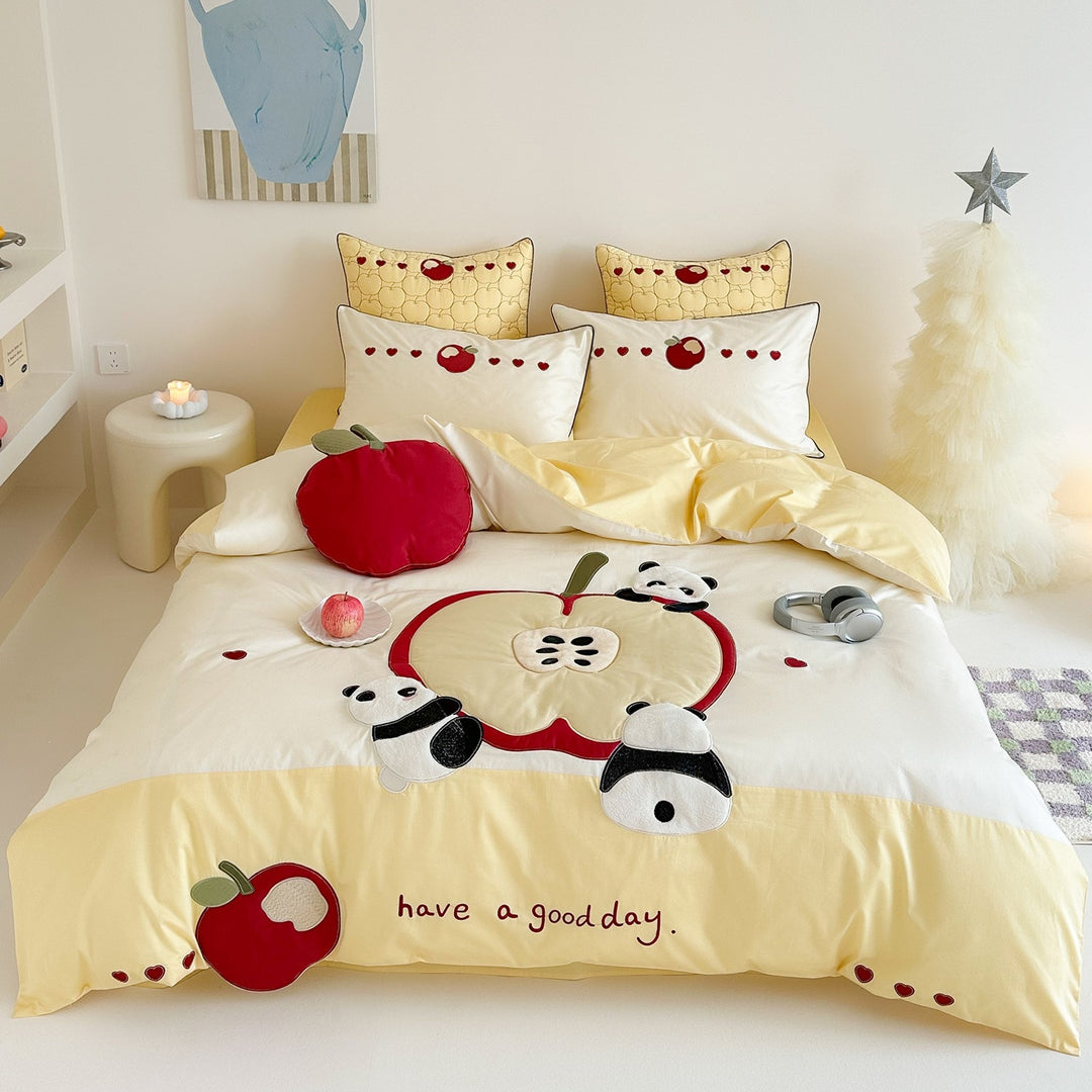 Children's bedding set with appliquéd apple and panda motif