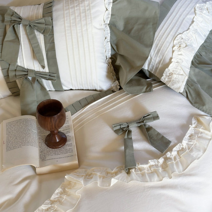 Bedding set in cottage chic with gathered hem and bow application