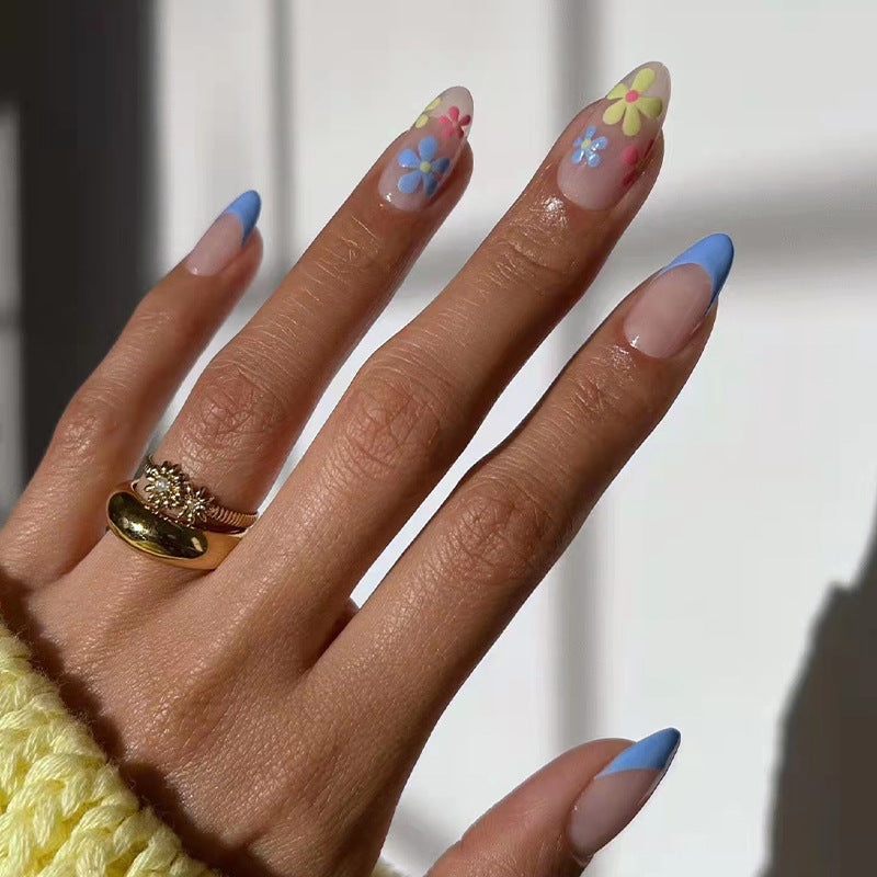 Artificial nail art with floral design and gradient Kalsten