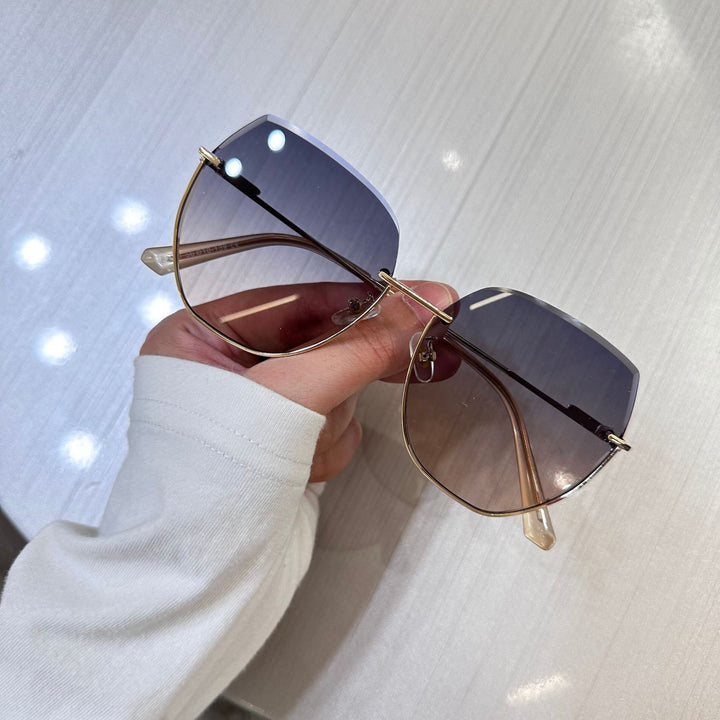 Women's sunglasses with an elegant, wide frame and luxurious accents Kalsten
