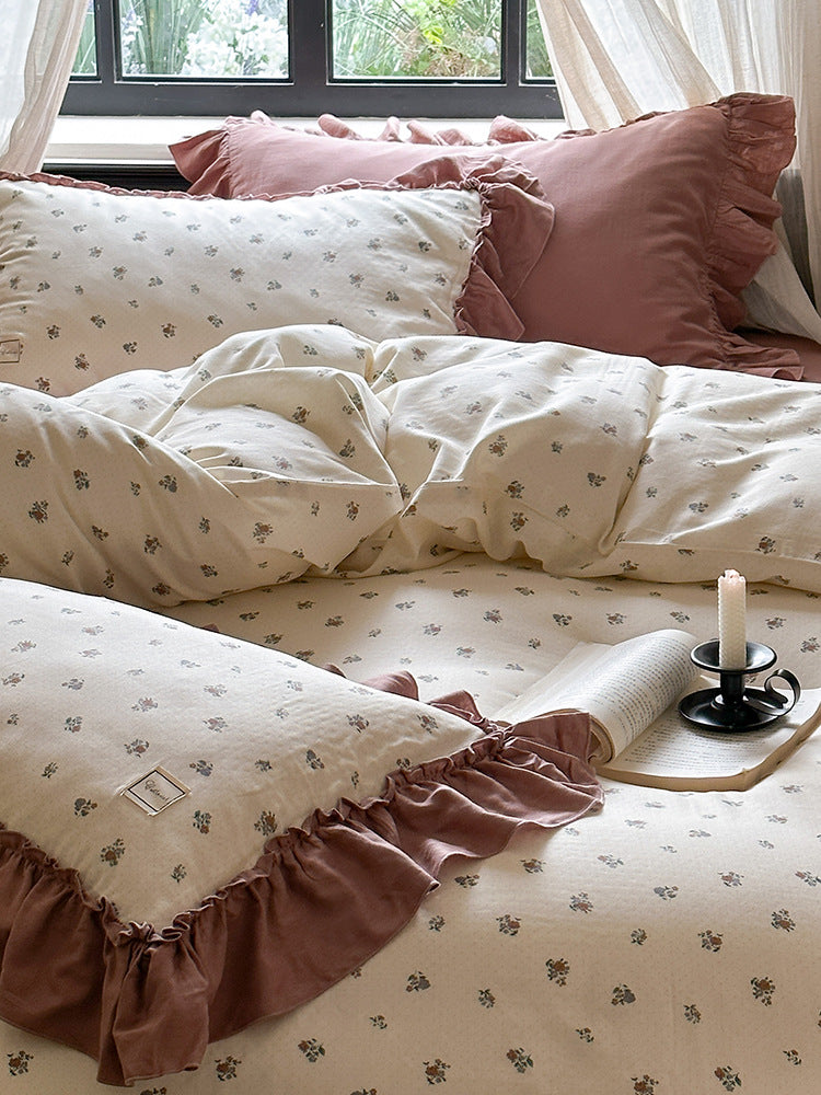 Vintage romantic bedding set with ruffled hem and floral pattern