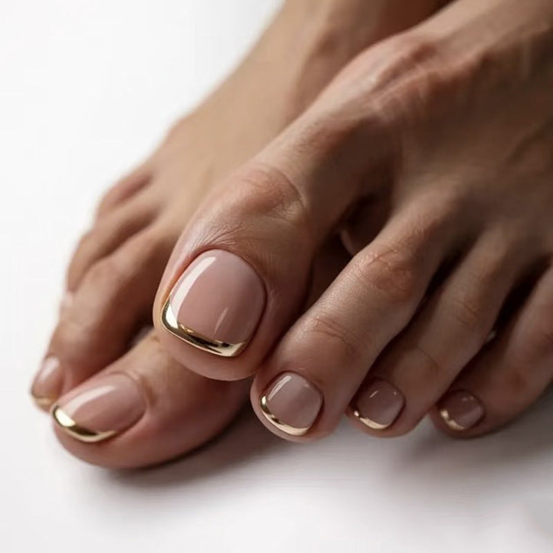 Artful toenail art with golden accents Kalsten