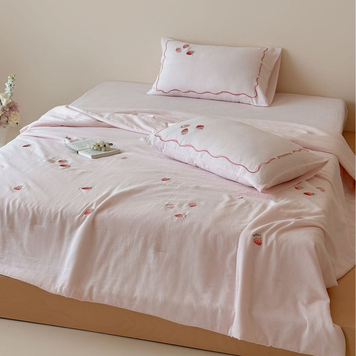 Light bedding set made of cotton percale with delicate floral embroidery