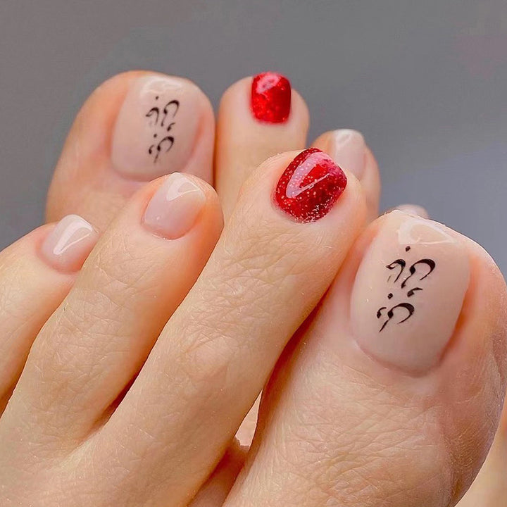 Artful toenail art with elegant glitter accents Kalsten