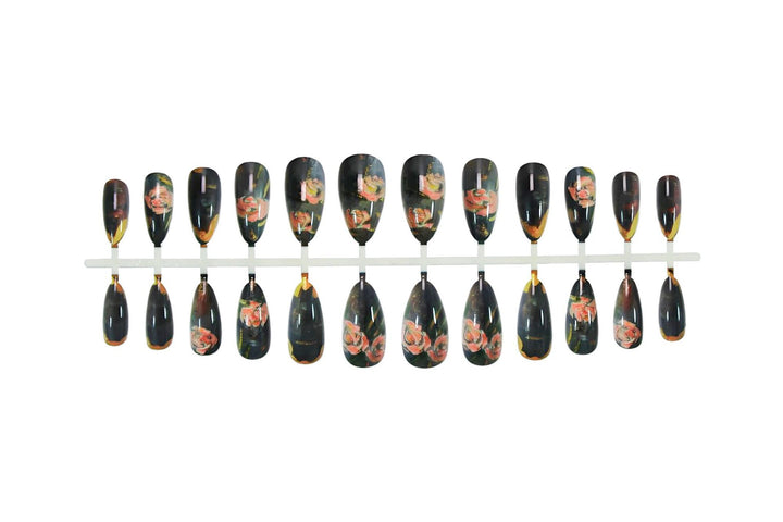Artificial nails with romantic rose motifs and elegant gold rim Kalsten