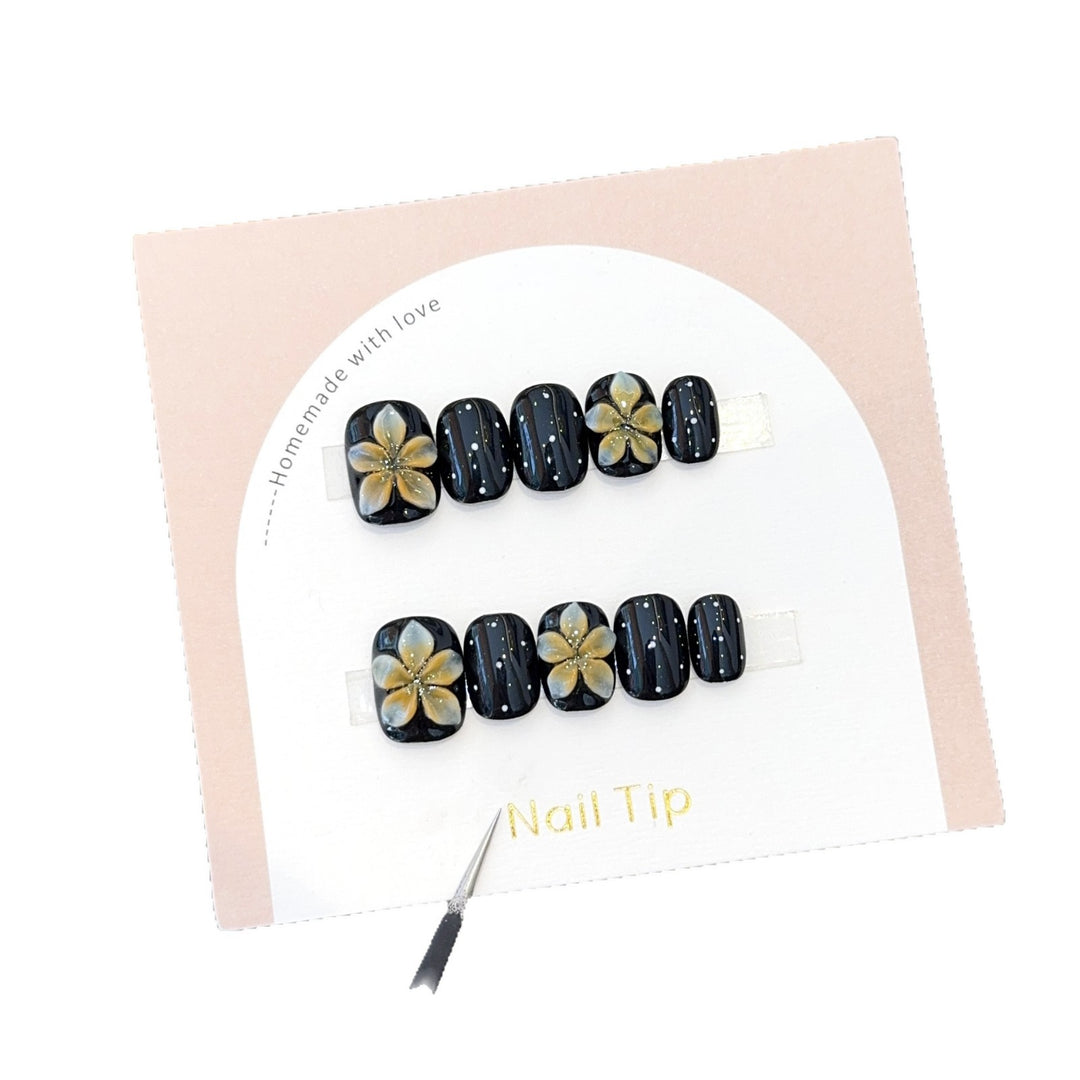 Artificial nails with floral accents and elegant shine Kalsten