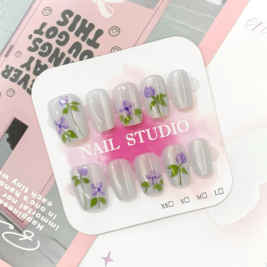 Artistic fingernails with floral accents Kalsten