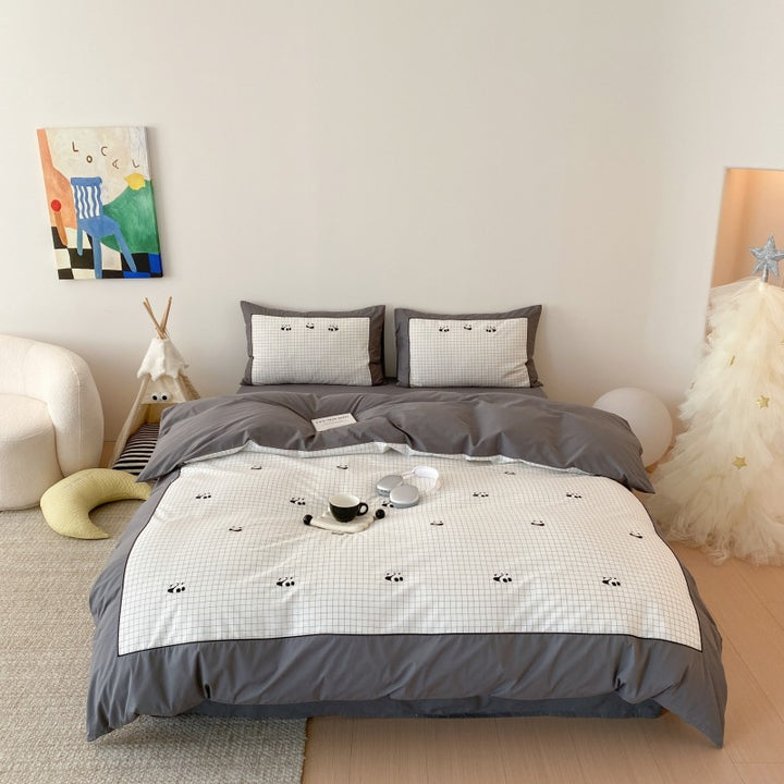 Children's bedding set made of breathable cotton blend with checked pattern and embroidered bear