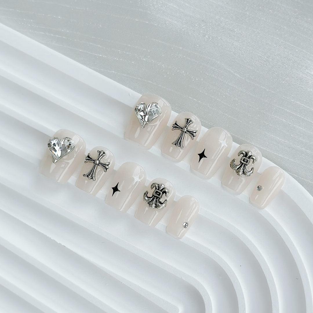 Artistic Press-On Nail Art Set with Rhinestone and Glam Accents