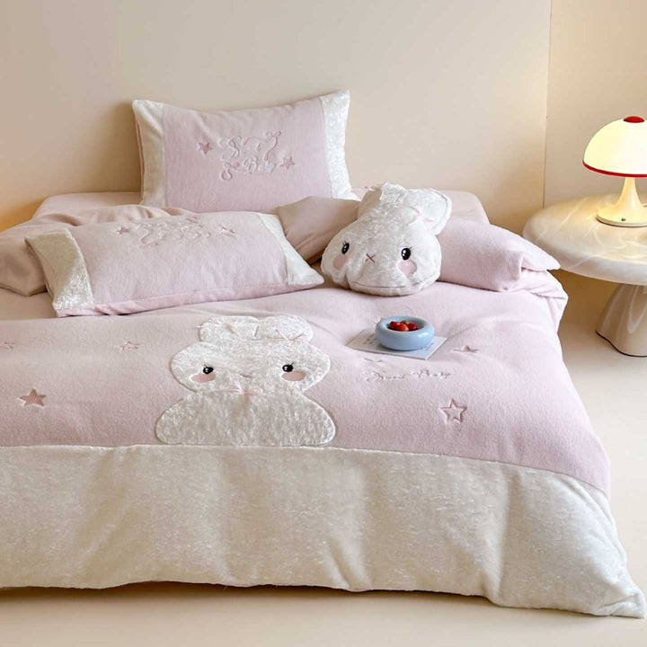 Children's bedding set with cuddly rabbit appliqué and velvety border