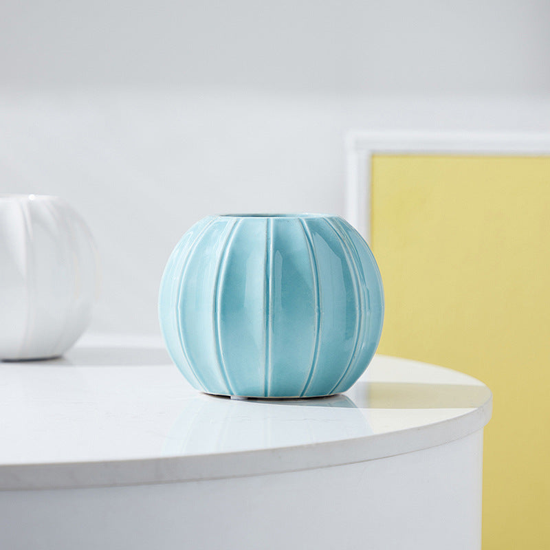 Decorative ceramic vase with modern ribbed design Kalsten
