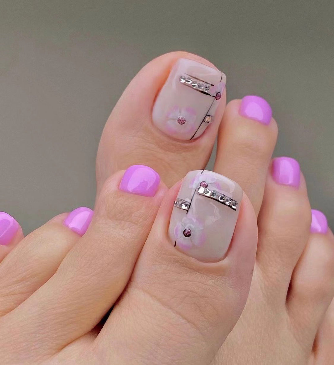 Artful toenail art with glitter and geometric accents Kalsten