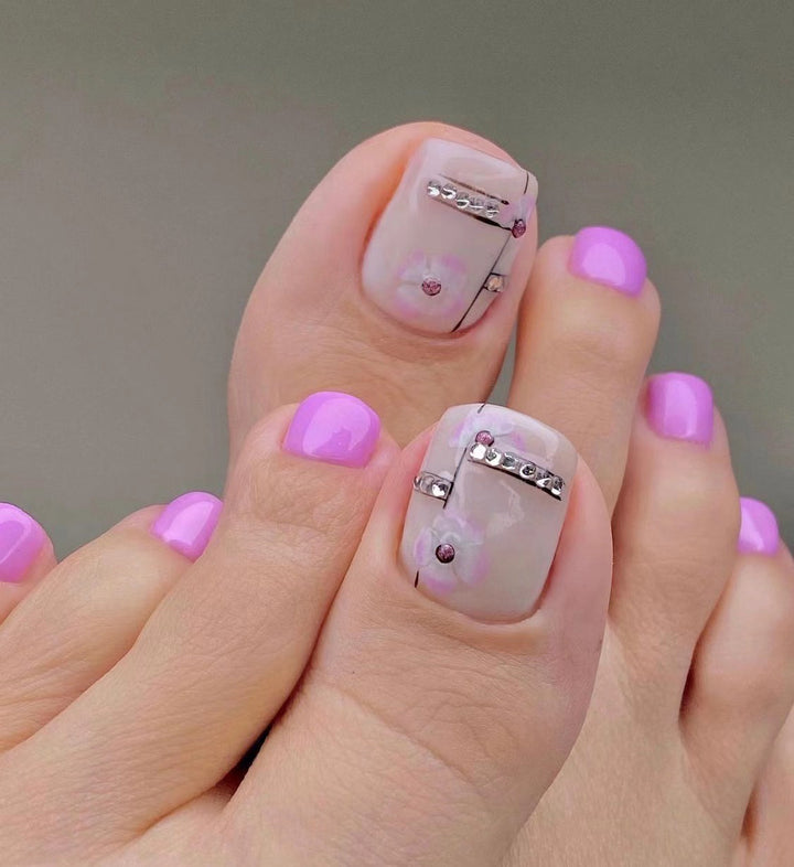 Artful toenail art with glitter and geometric accents Kalsten