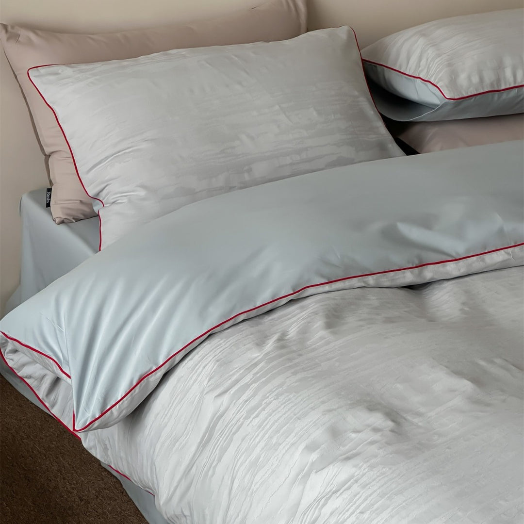 Structured cotton bedding with fine relief texture