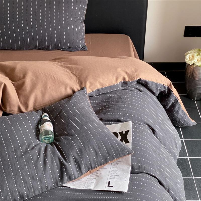 Reversible bedding set made of finely woven cotton satin with a fine quilted stripe