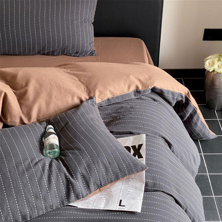 Reversible bedding set made of finely woven cotton satin with a fine quilted stripe