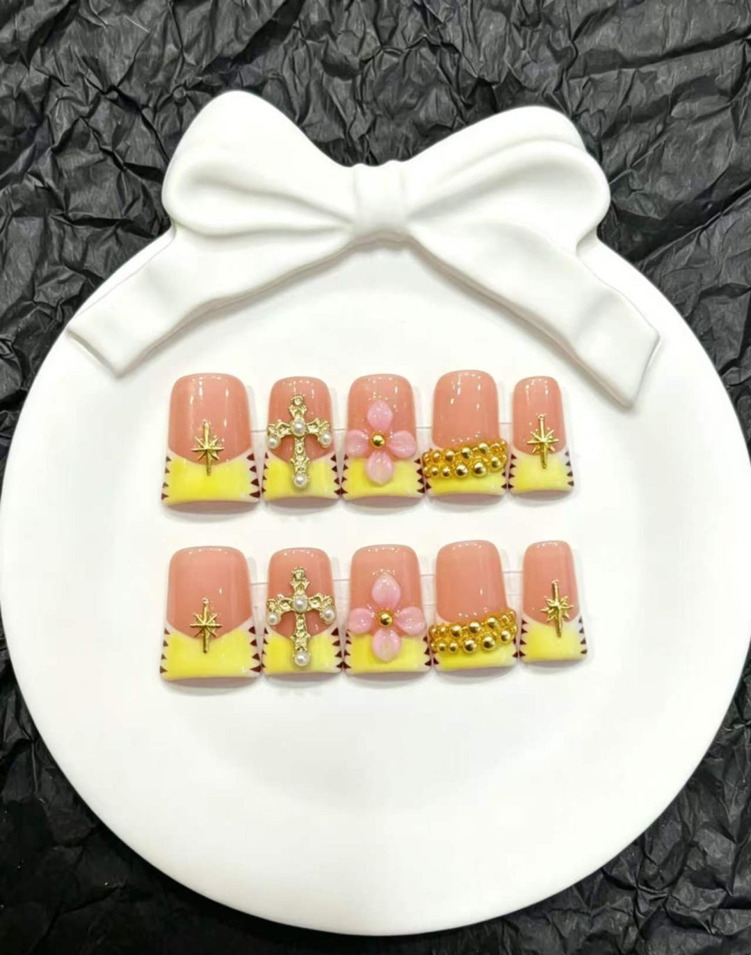 Artistic Press-On Nail Set with Decorative Floral and Gem Elements