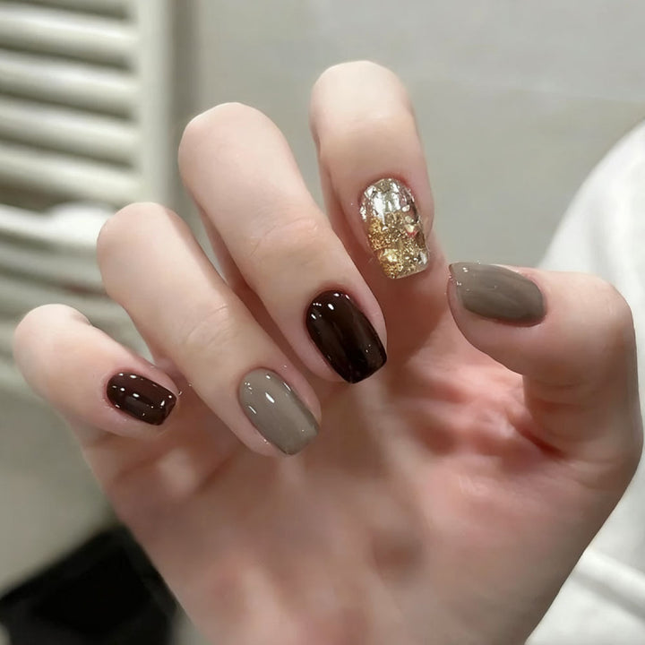 Shiny artificial nails with gold accents Kalsten