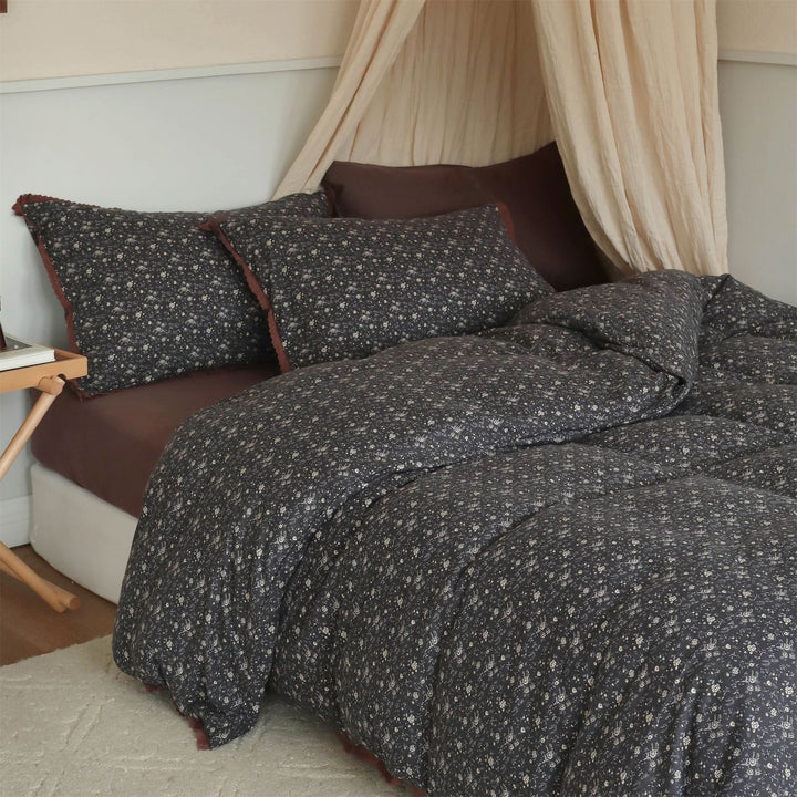 Cotton bedding set with vintage floral pattern and crocheted edge