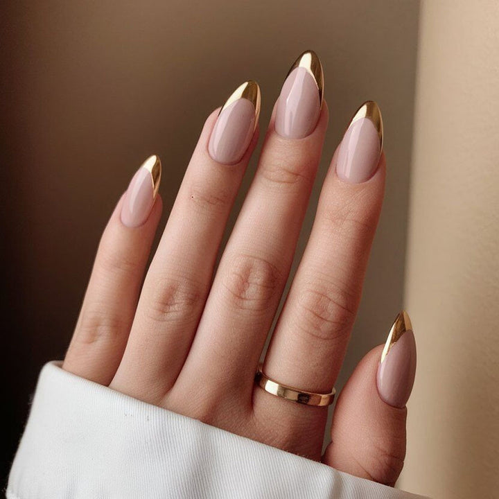 Elegant Nail Art with Black-White Contrast Kalsten