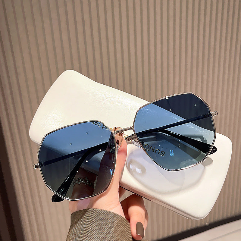 Women's fashionable geometric sunglasses with protective UV filter and stylish frame Kalsten