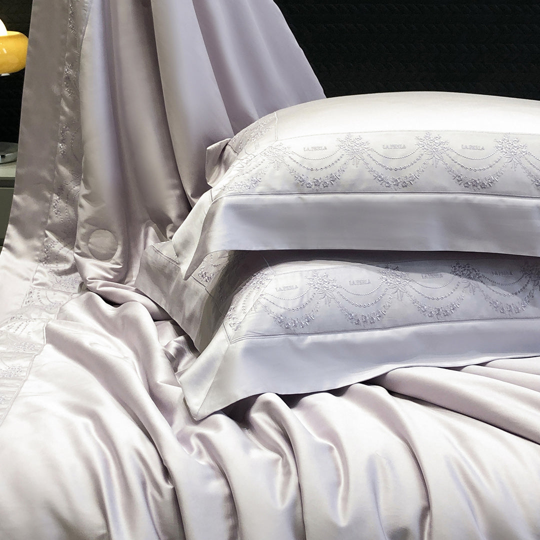 Satin duvet cover and pillowcase set with fine jacquard embroidery and hotel finish